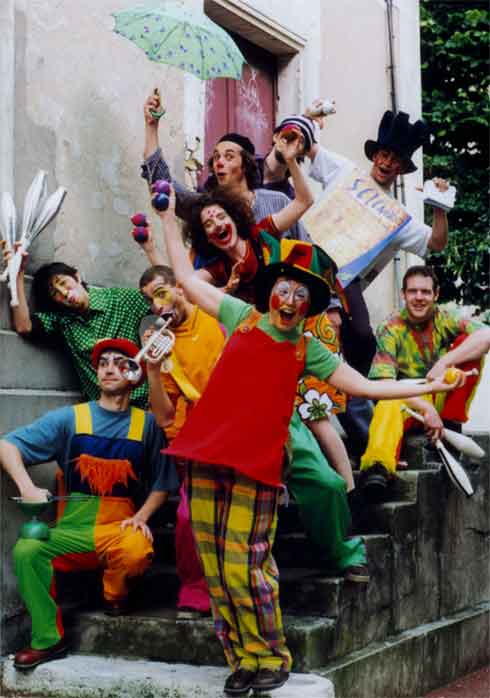 La troop defile en clowns